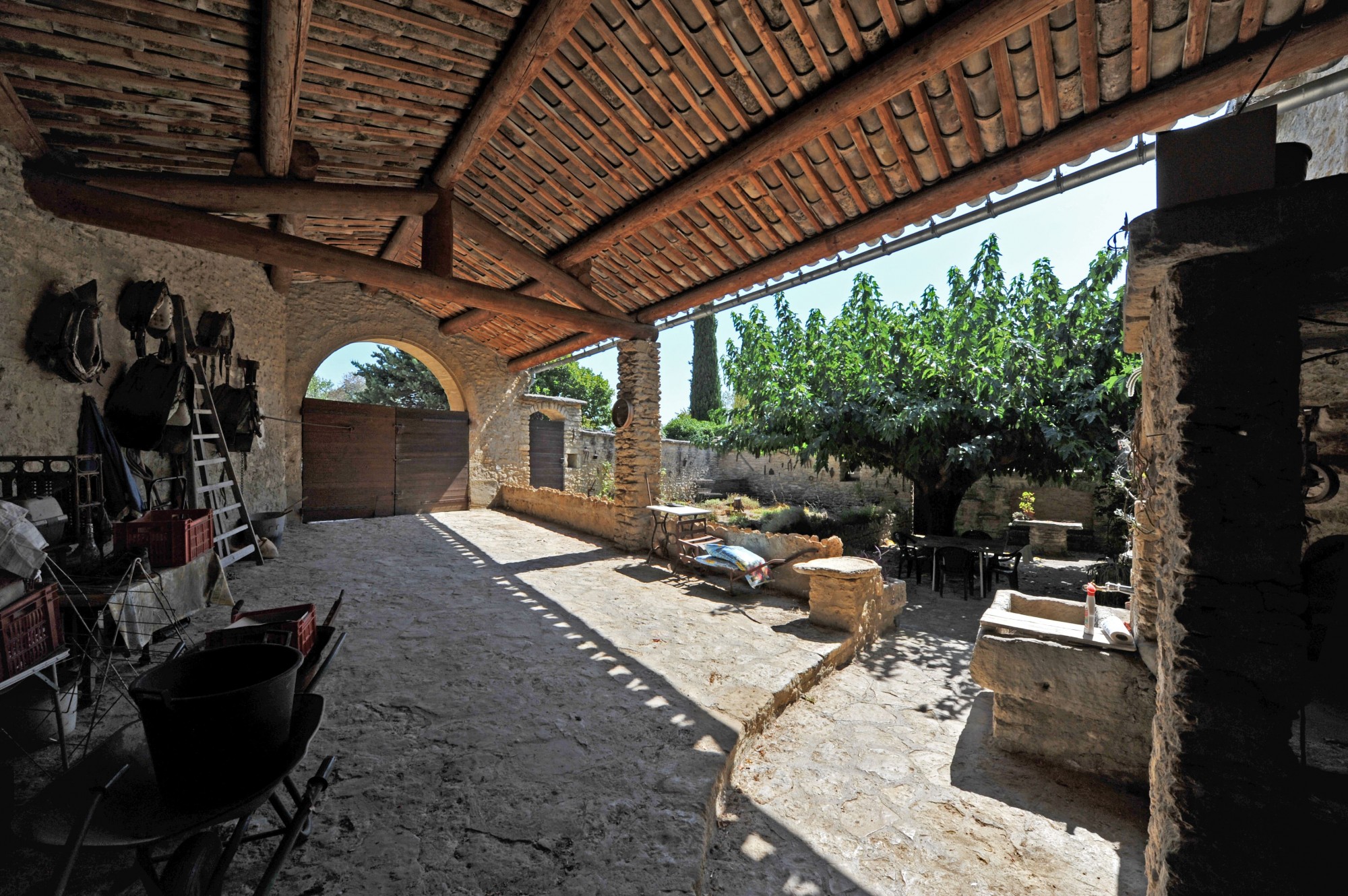 Gordes, mas en pierres à rénover à deux pas du village   