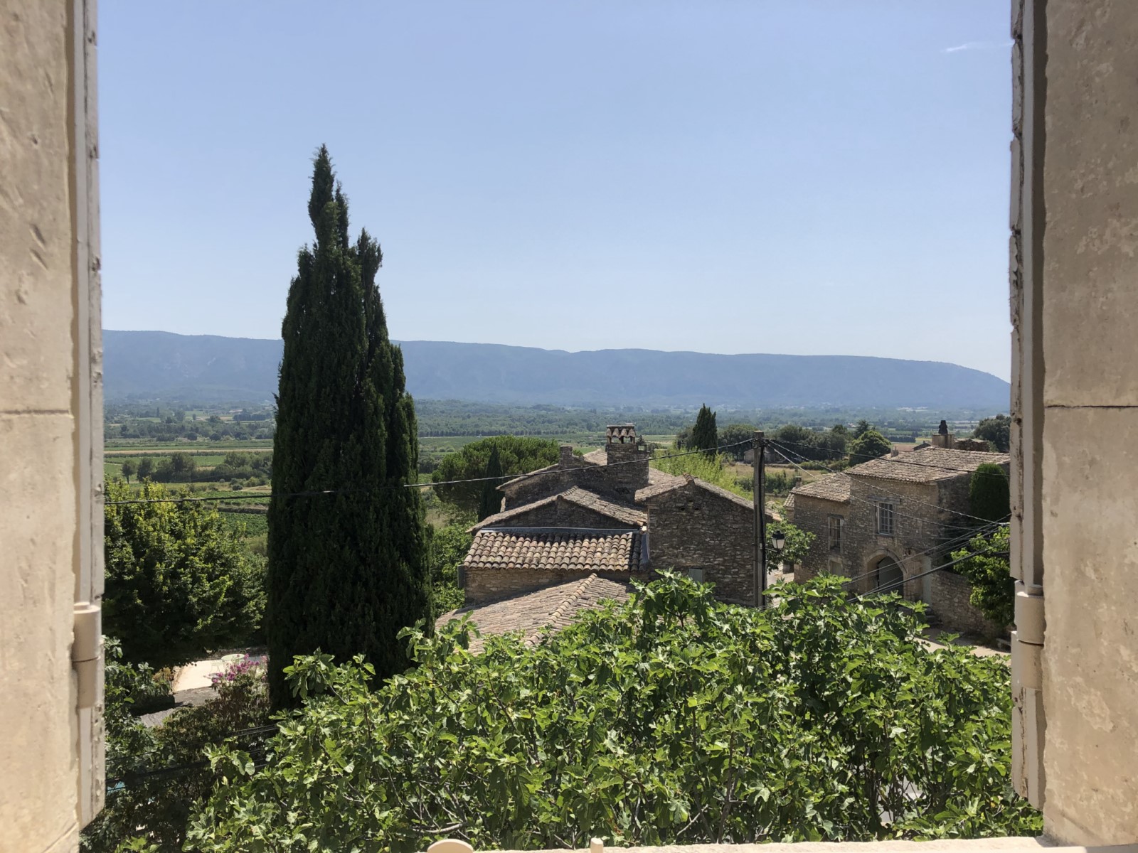 Gordes, maison de charme avec terrasse, cour et garage dans hameau très recherché   