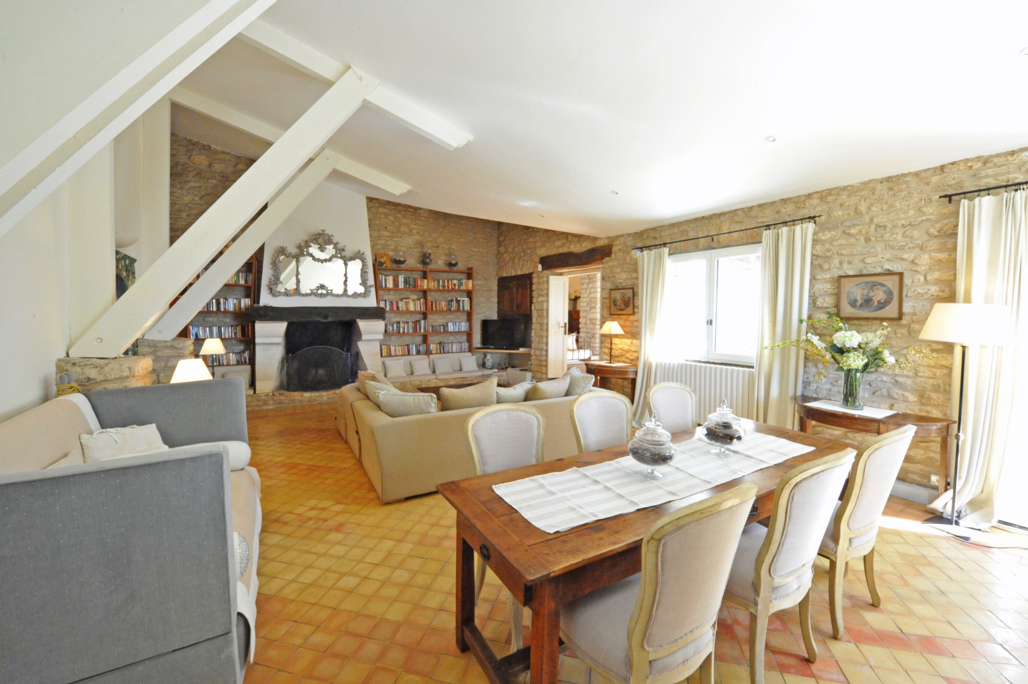 Face au Luberon, maison en pierre avec piscine située en position dominante   