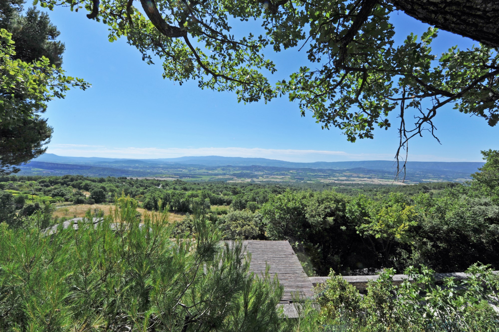 Vue sur la vallée du Luberon offerte par ROSIER Immobilier