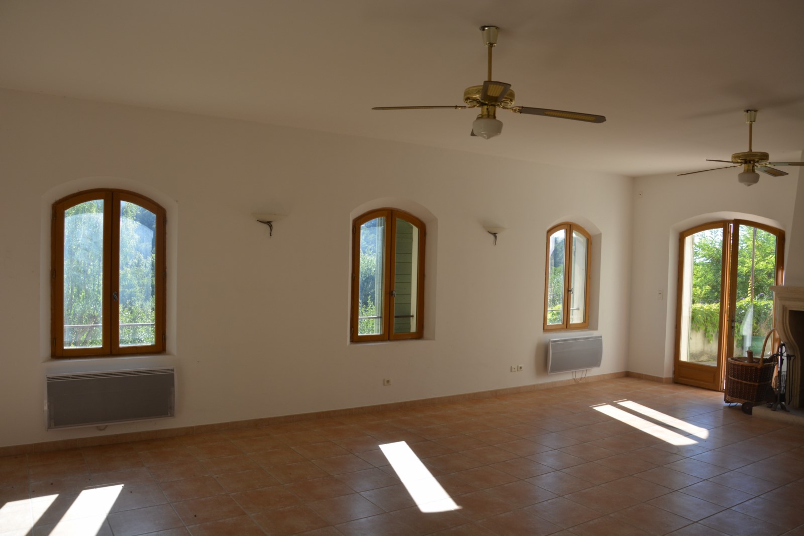 Ménerbes, maison avec dépendance à quelques minutes du village   