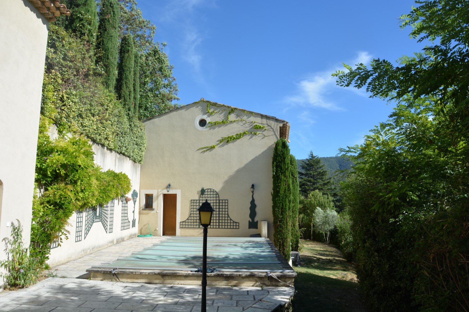 Ménerbes, maison avec dépendance à quelques minutes du village   