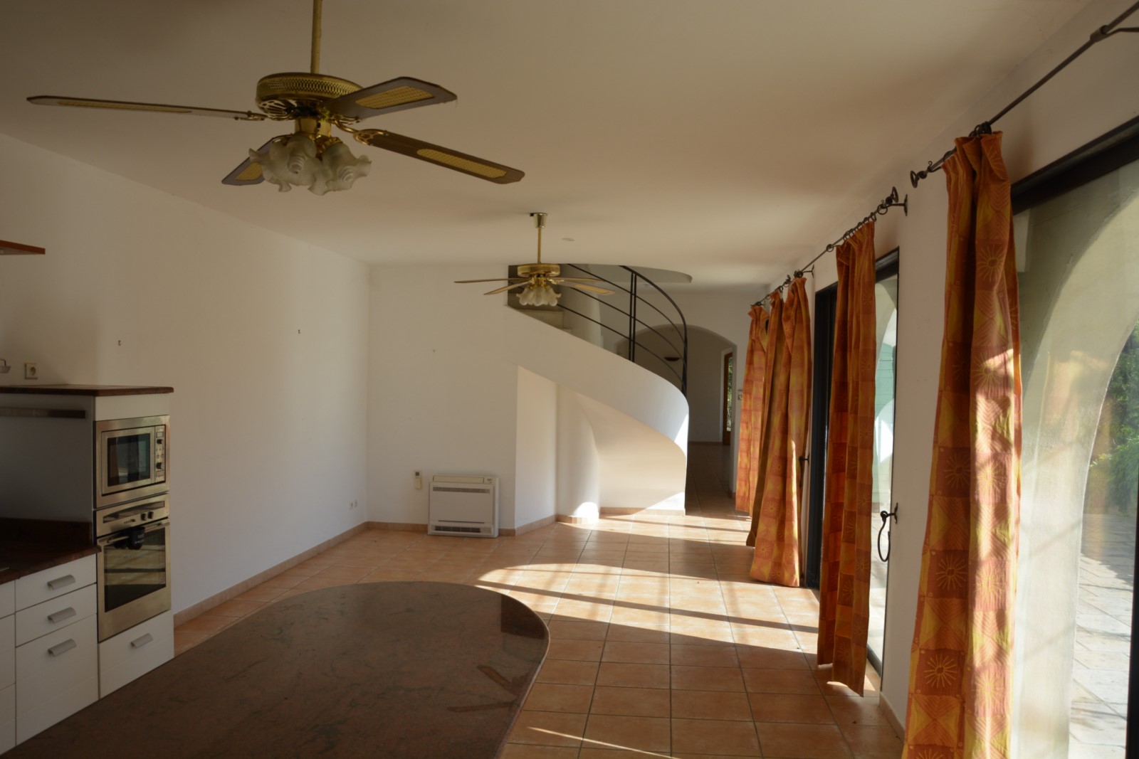Ménerbes, maison avec dépendance à quelques minutes du village   