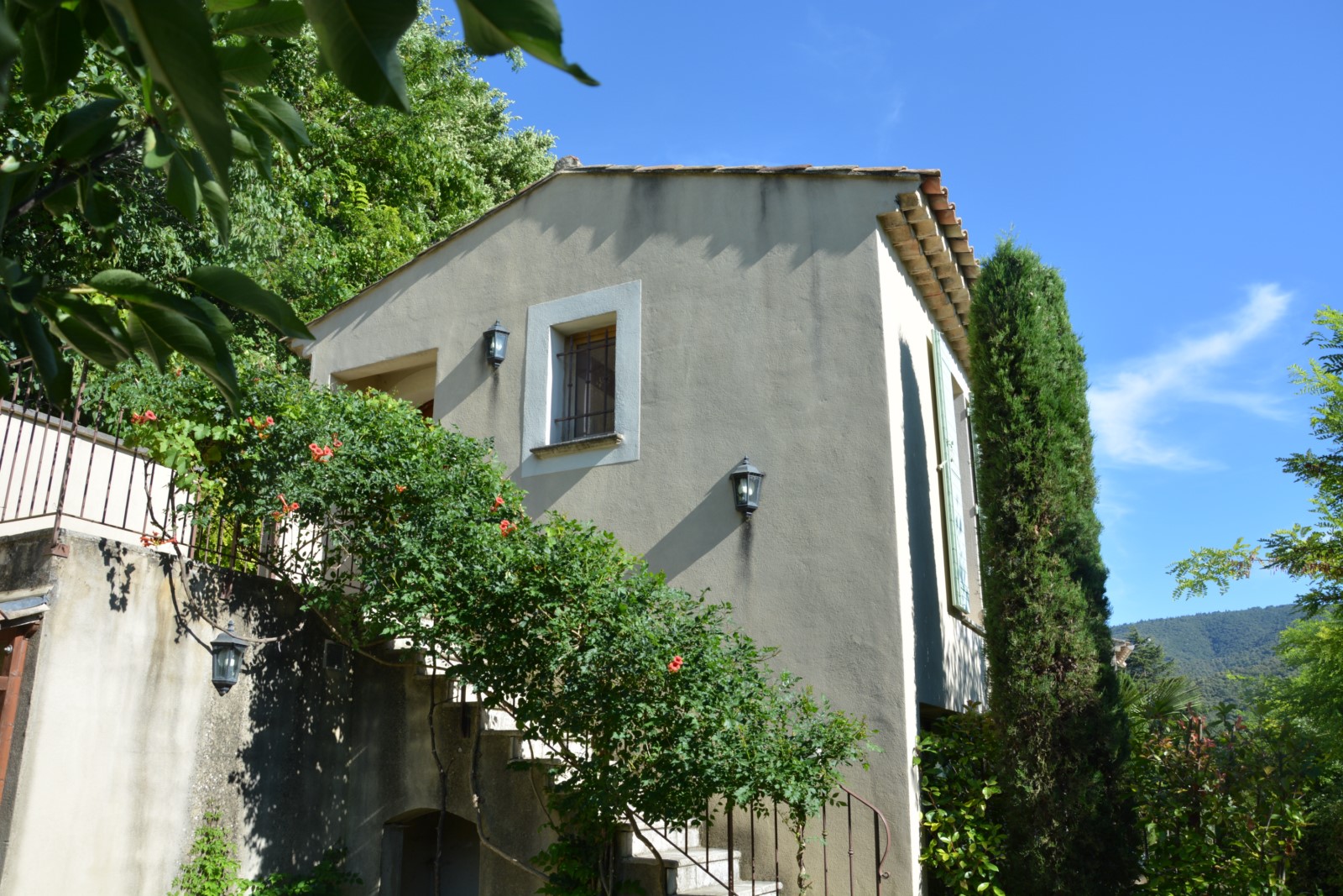 Ménerbes, maison avec dépendance à quelques minutes du village   