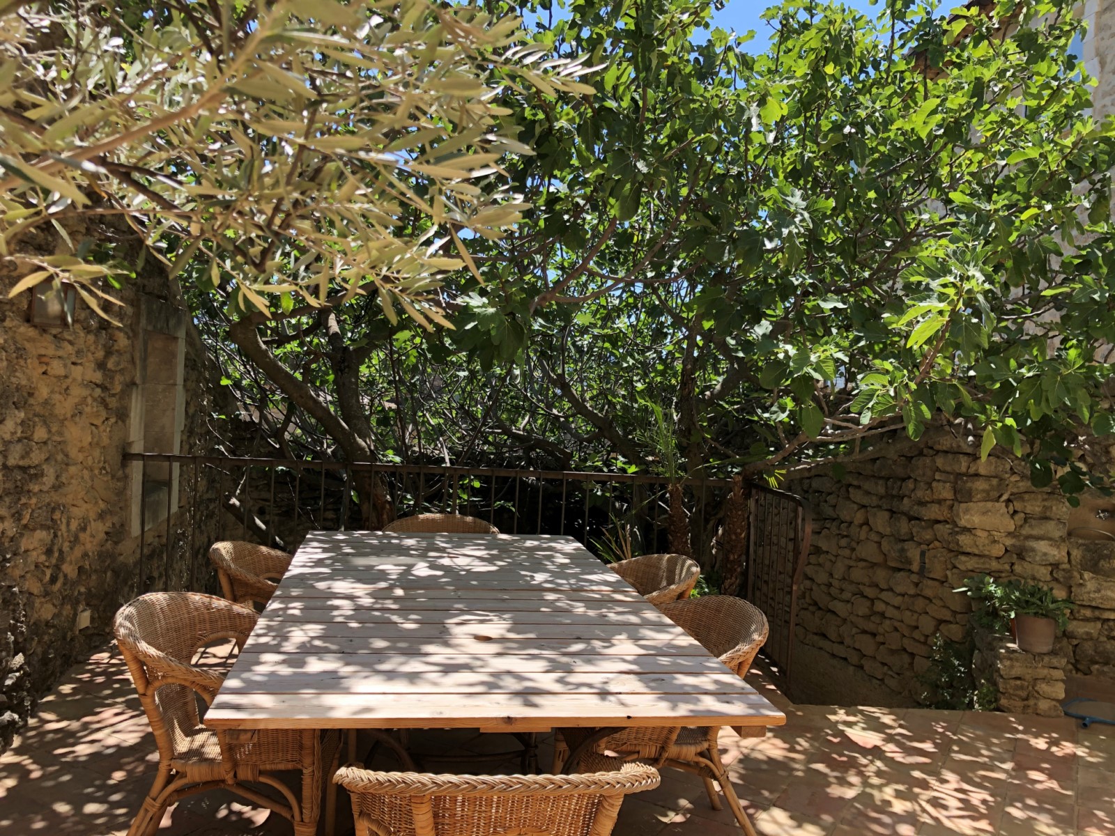 Gordes, maison de charme avec terrasse, cour et garage dans hameau très recherché   