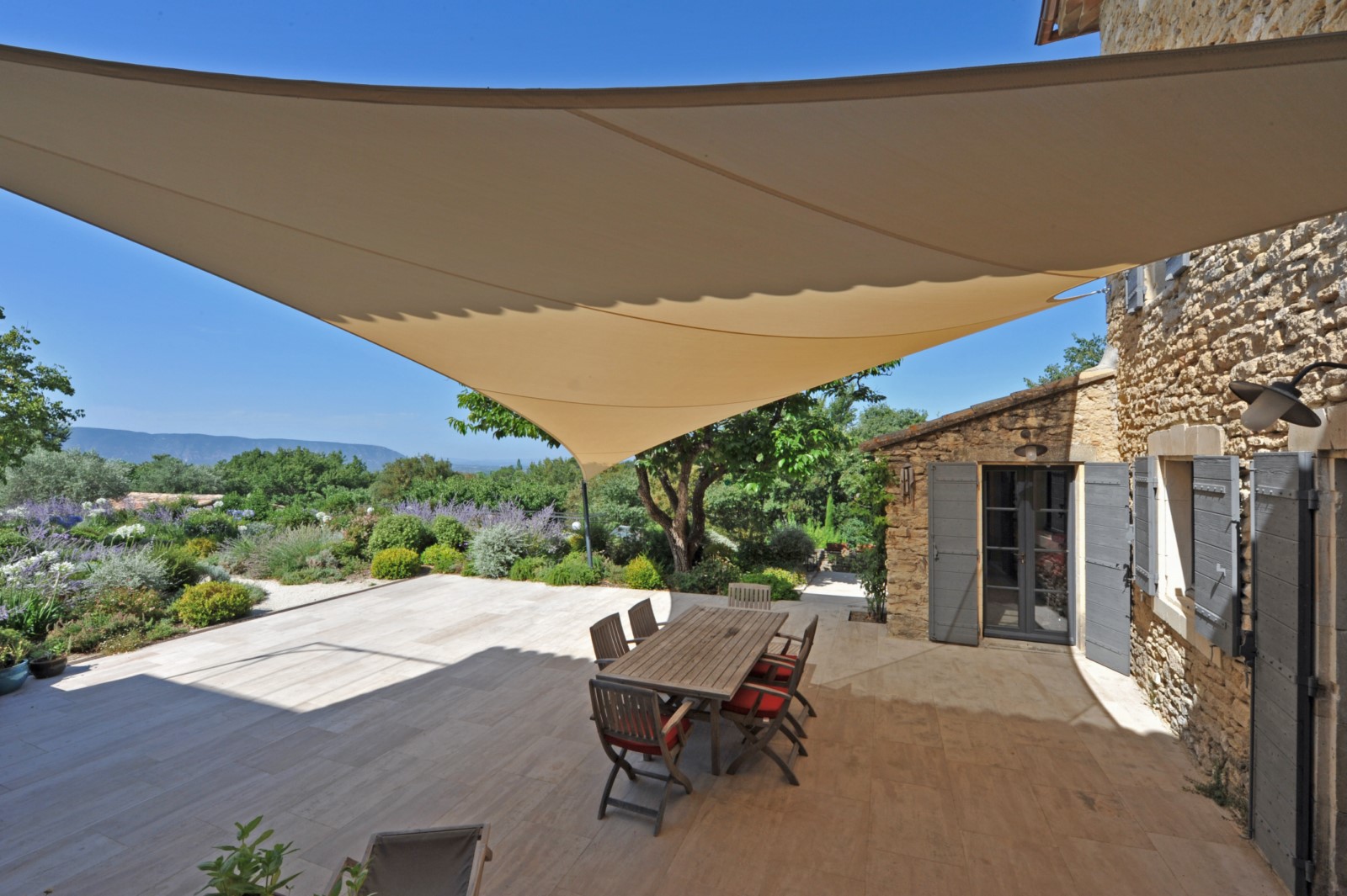 Gordes, propriété de caractère avec superbes prestations   