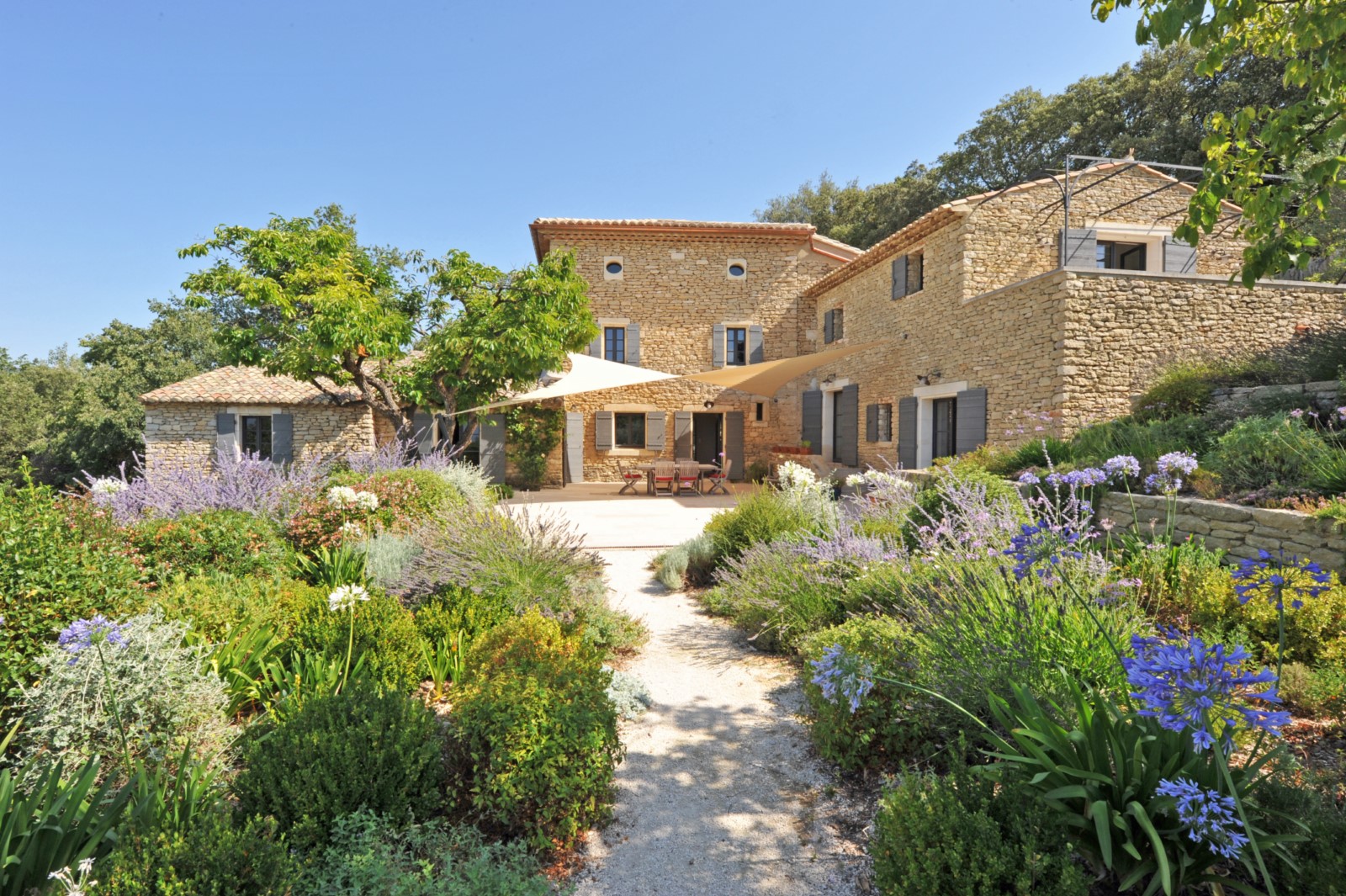 Gordes, propriété de caractère avec superbes prestations   