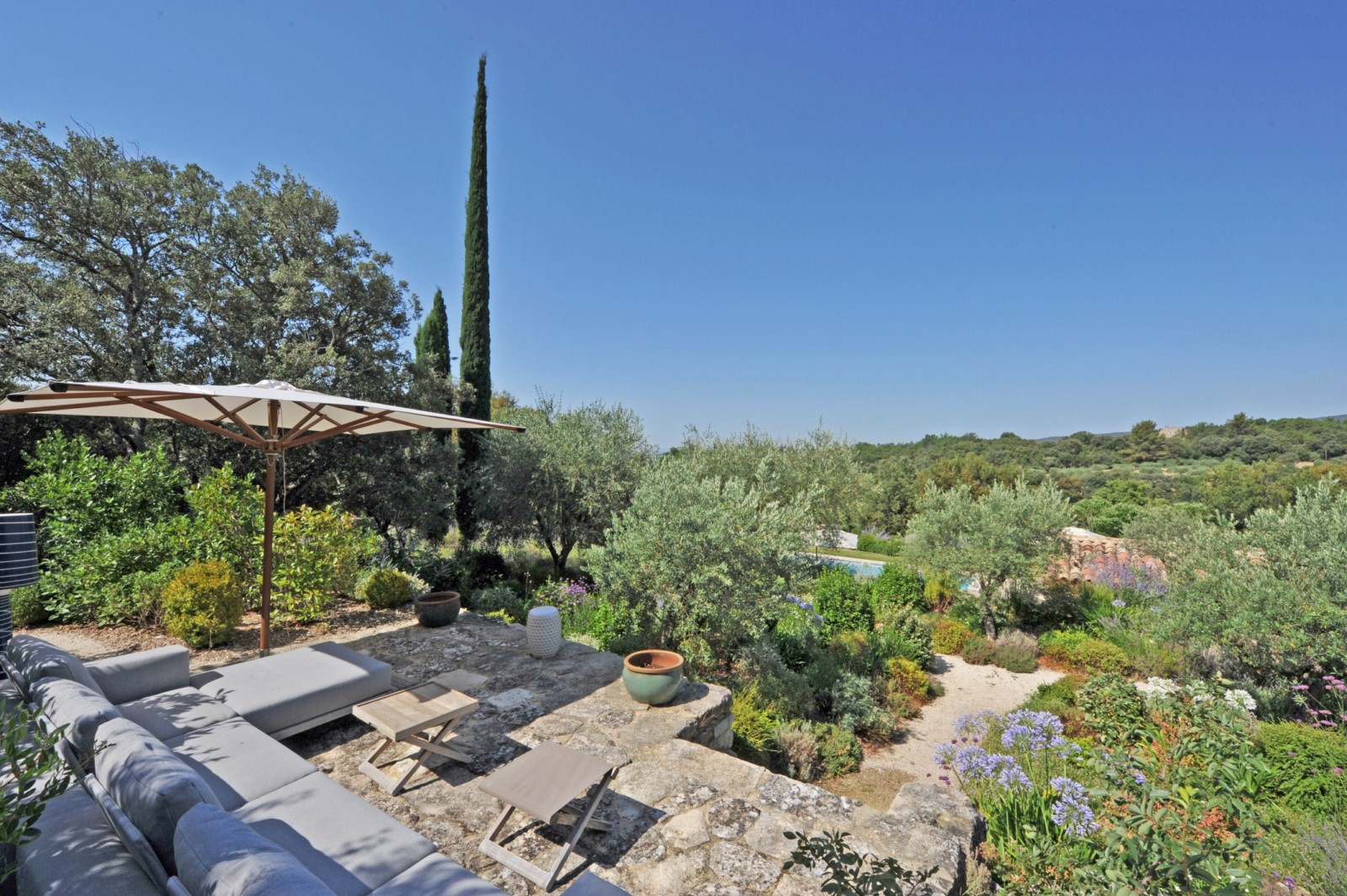 Gordes, propriété de caractère avec superbes prestations   
