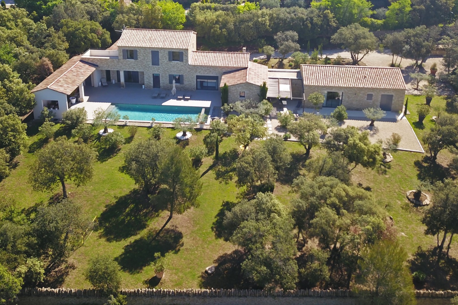Luberon, superbe villa en pierres avec prestations haut de gamme    
