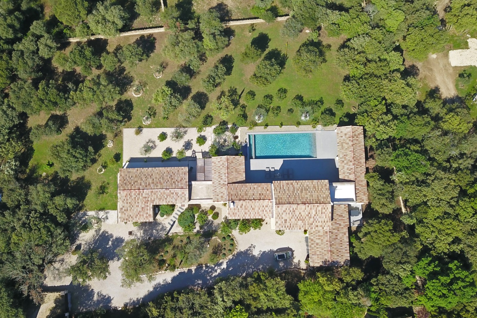 Luberon, superbe villa en pierres avec prestations haut de gamme    