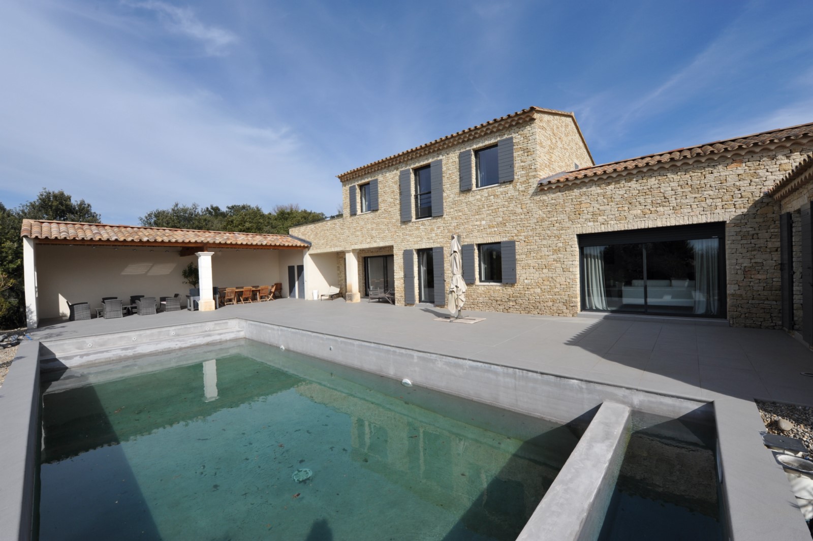 Luberon, superbe villa en pierres avec prestations haut de gamme    