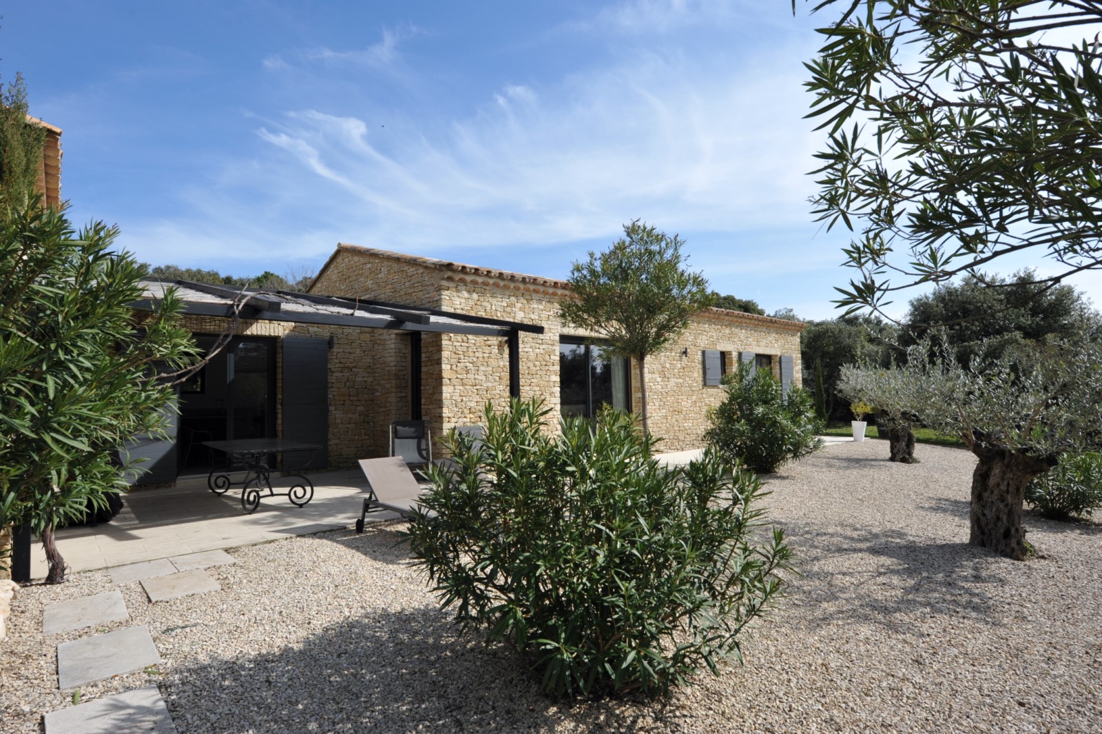Luberon, superbe villa en pierres avec prestations haut de gamme    