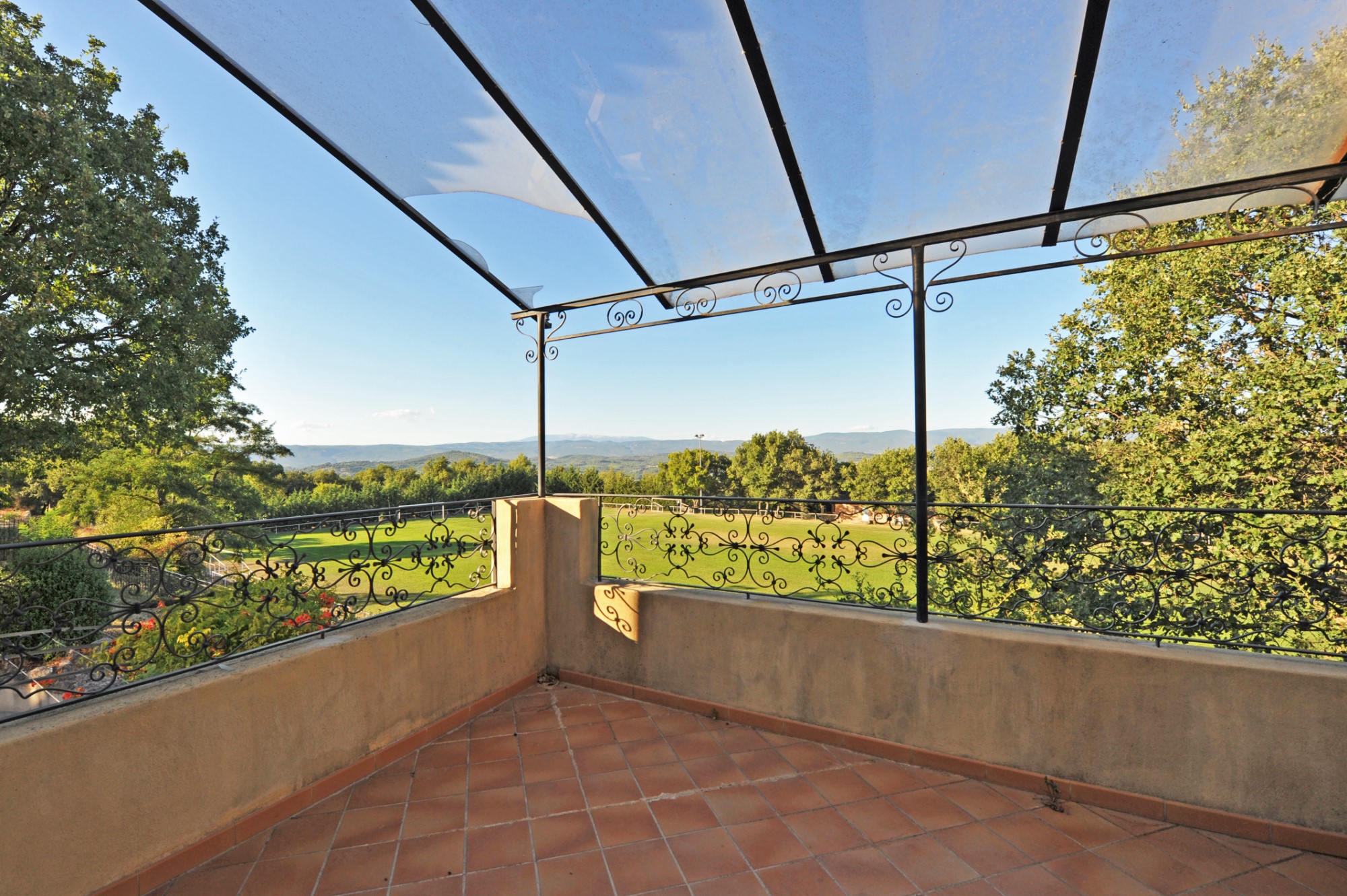 belle villa avec vue comprenant deux logements dans le Luberon   