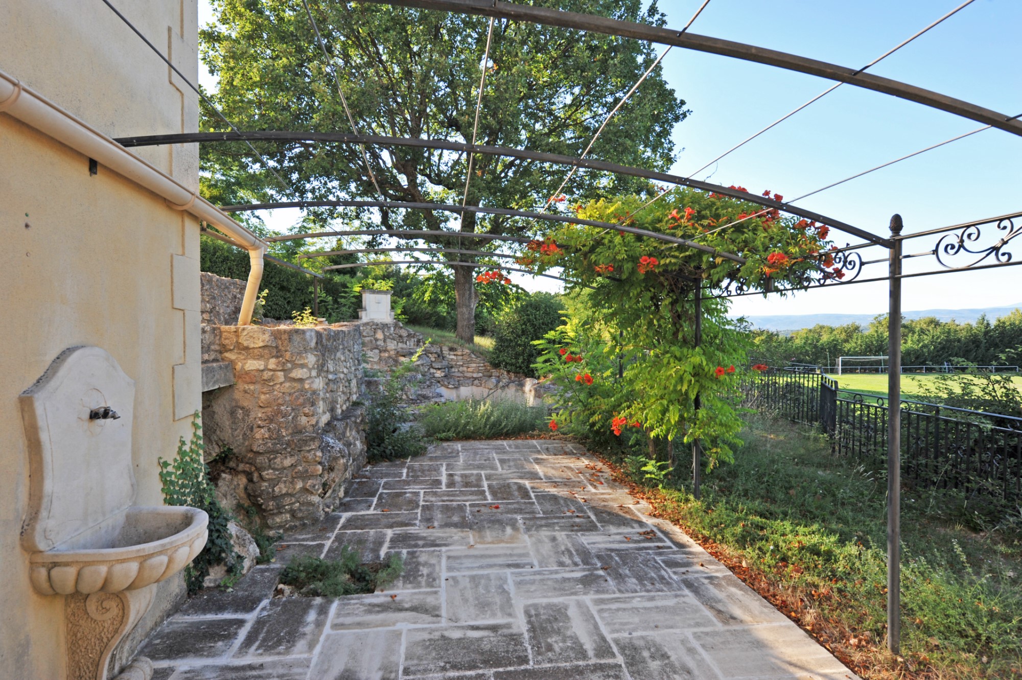 belle villa avec vue comprenant deux logements dans le Luberon   