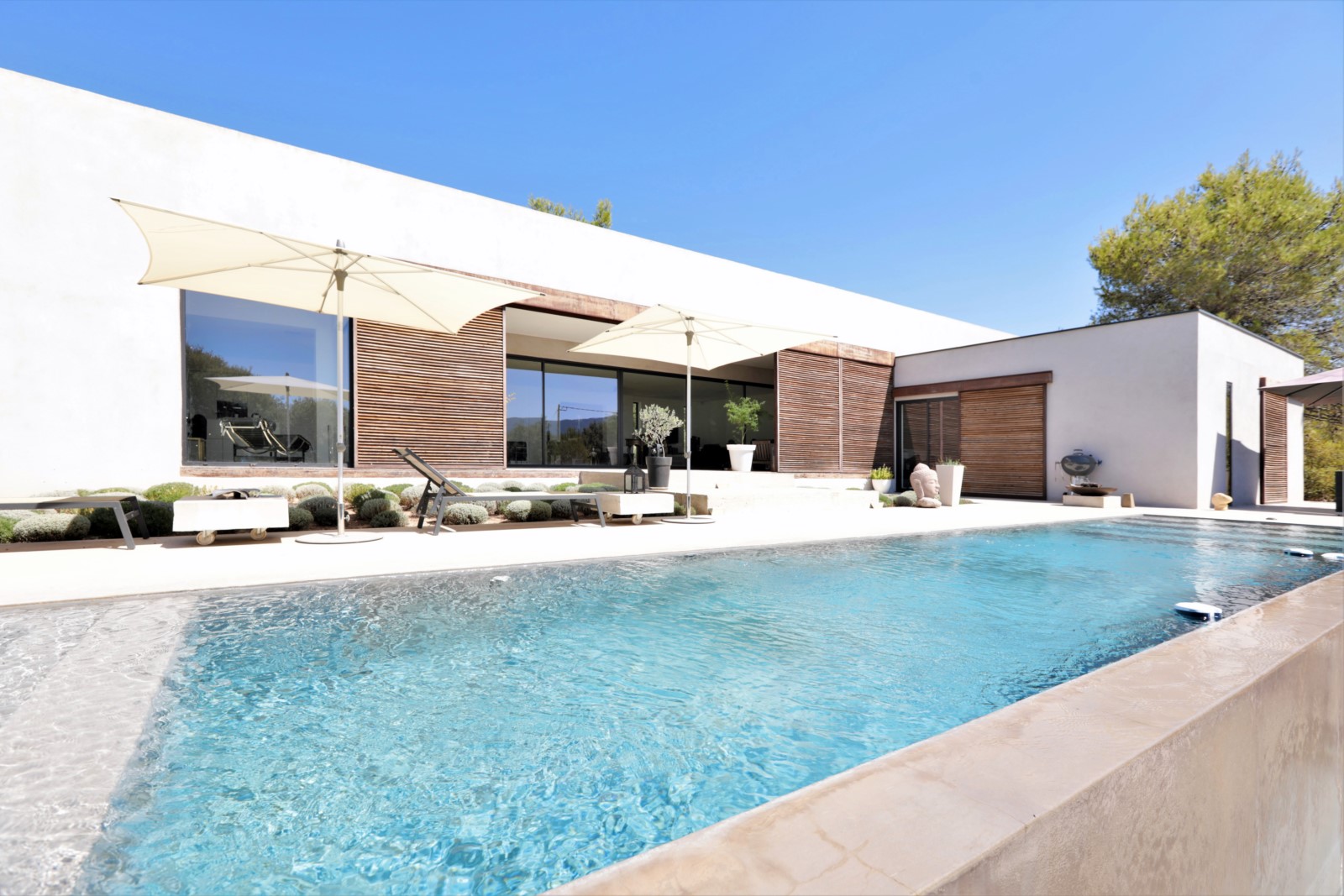 propriété contemporaine avec piscine en position dominante face au Luberon   