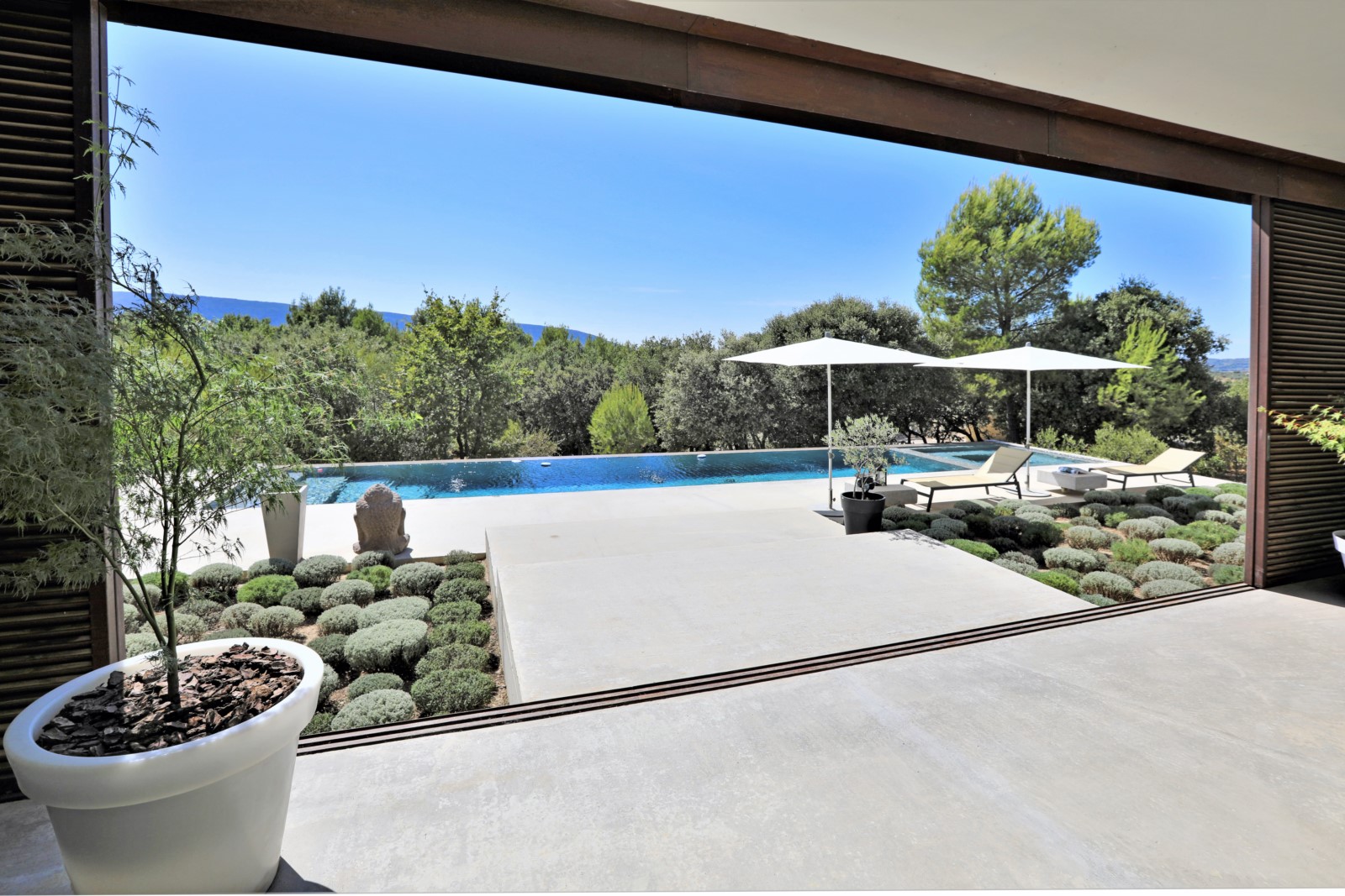 propriété contemporaine avec piscine en position dominante face au Luberon   