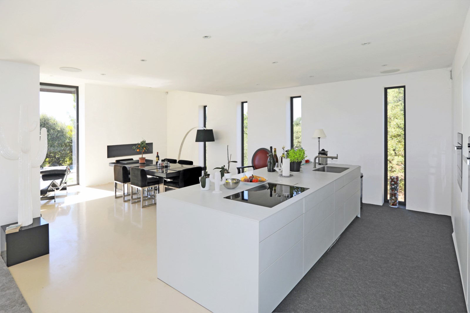 propriété contemporaine avec piscine en position dominante face au Luberon   