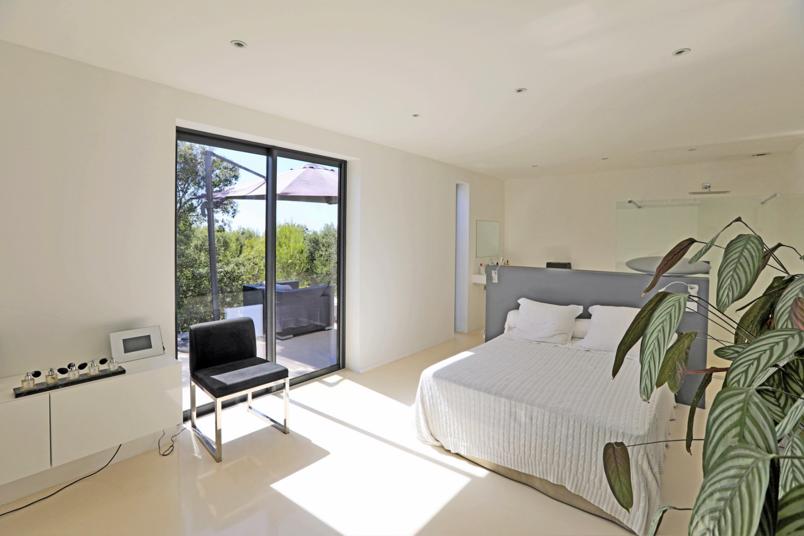 propriété contemporaine avec piscine en position dominante face au Luberon   