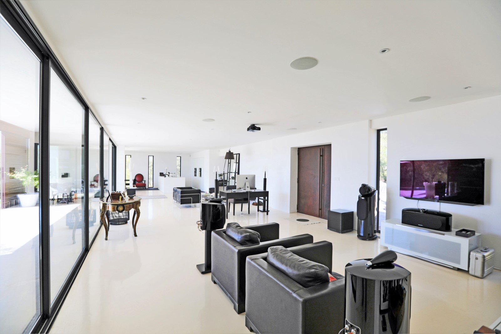 propriété contemporaine avec piscine en position dominante face au Luberon   
