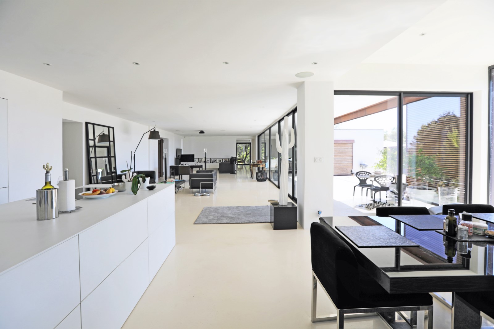 propriété contemporaine avec piscine en position dominante face au Luberon   