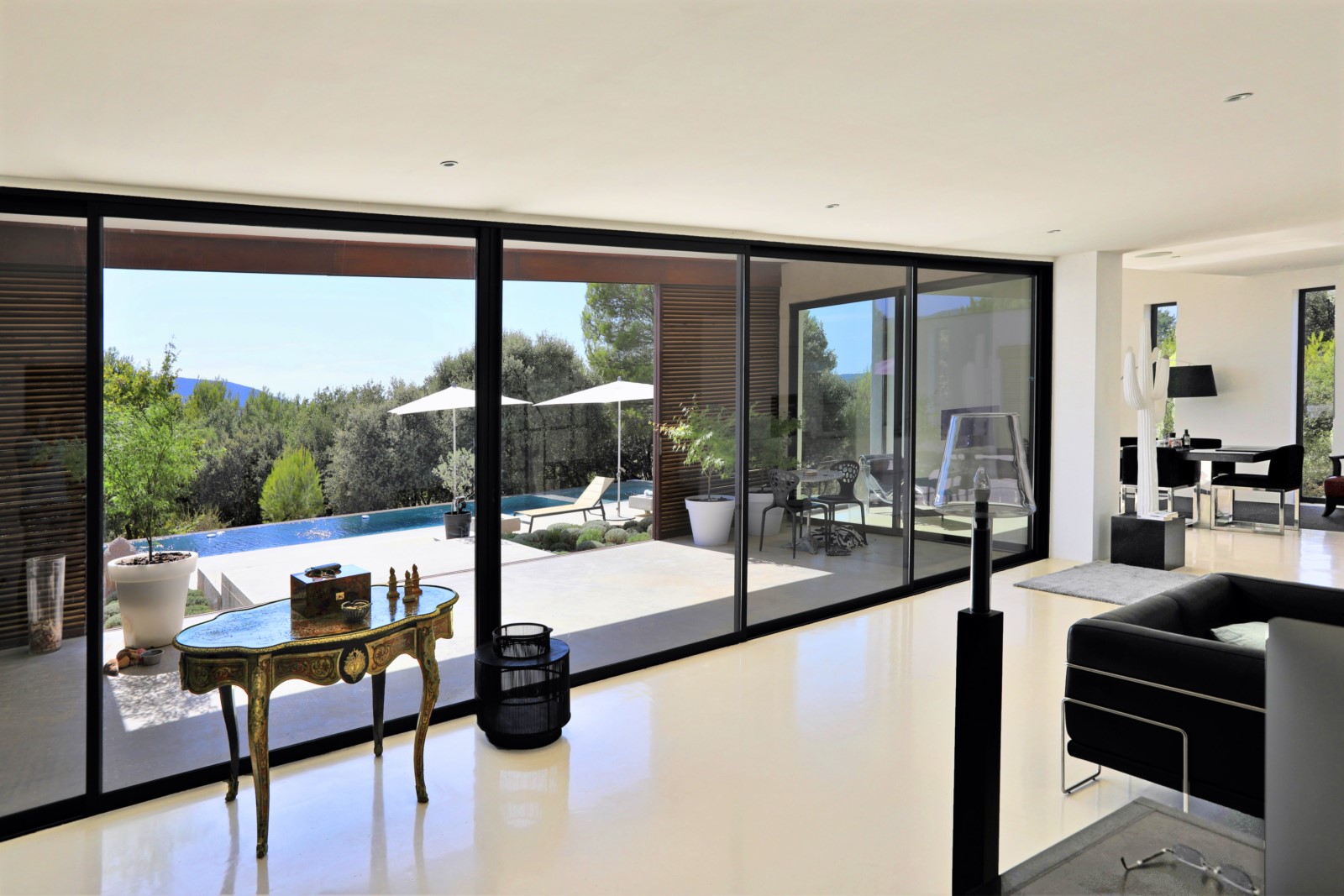 propriété contemporaine avec piscine en position dominante face au Luberon   