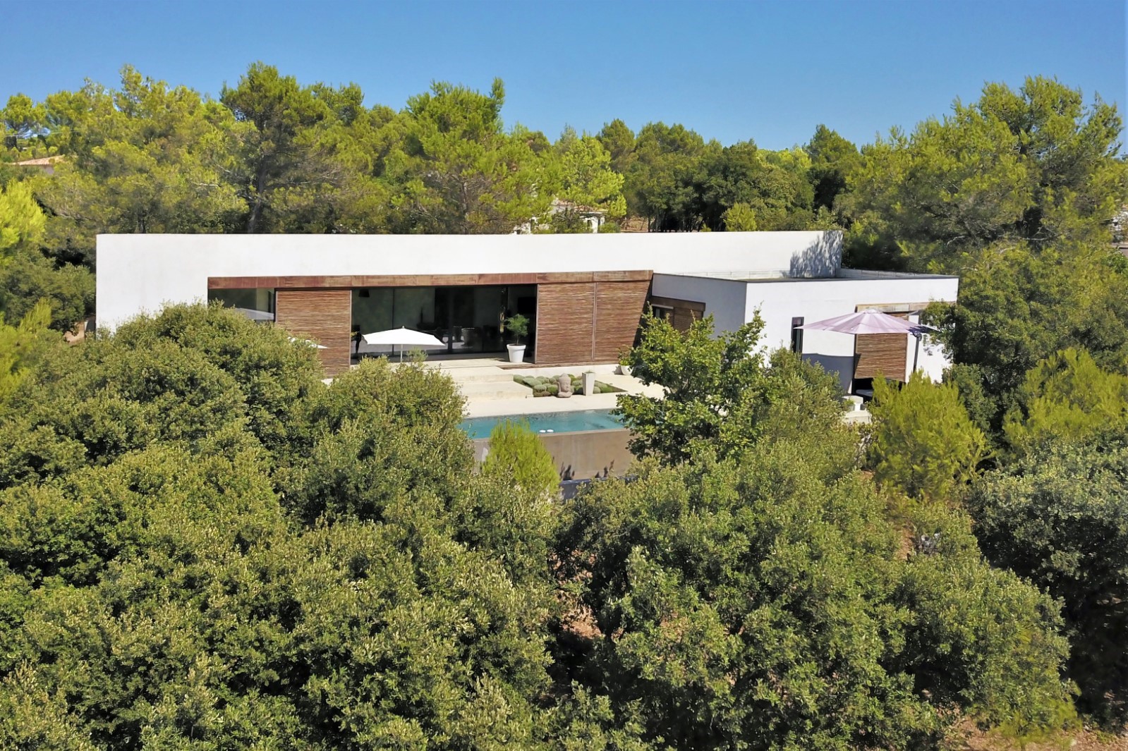 propriété contemporaine avec piscine en position dominante face au Luberon   