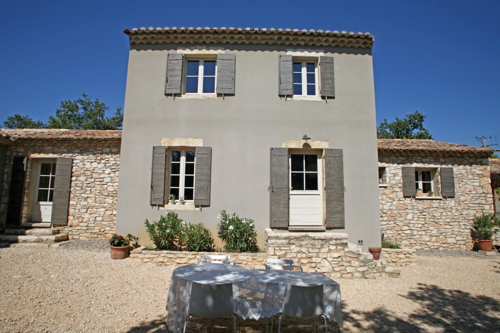 Maison récente avec piscine à Bonnieux   