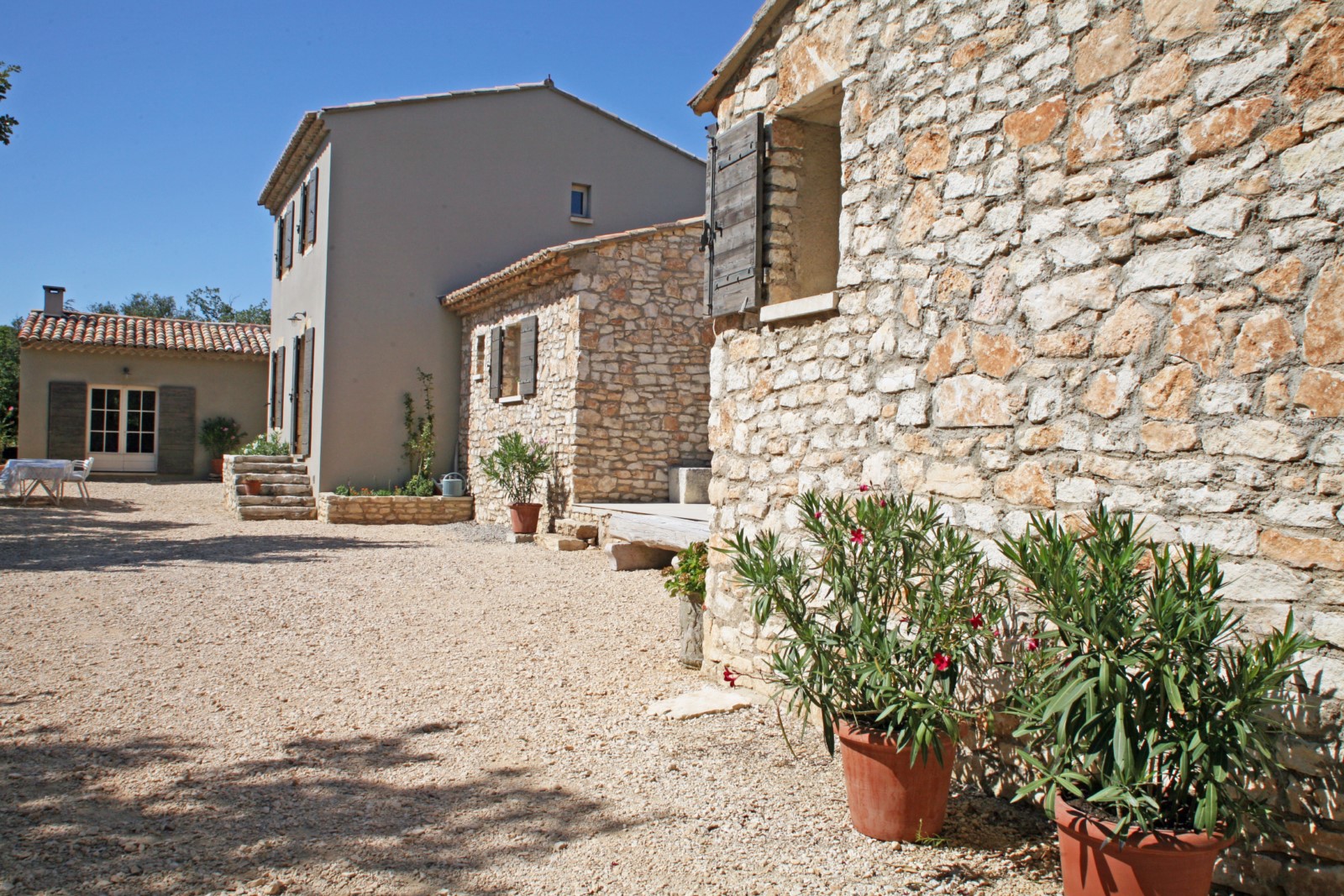 Maison récente avec piscine à Bonnieux   