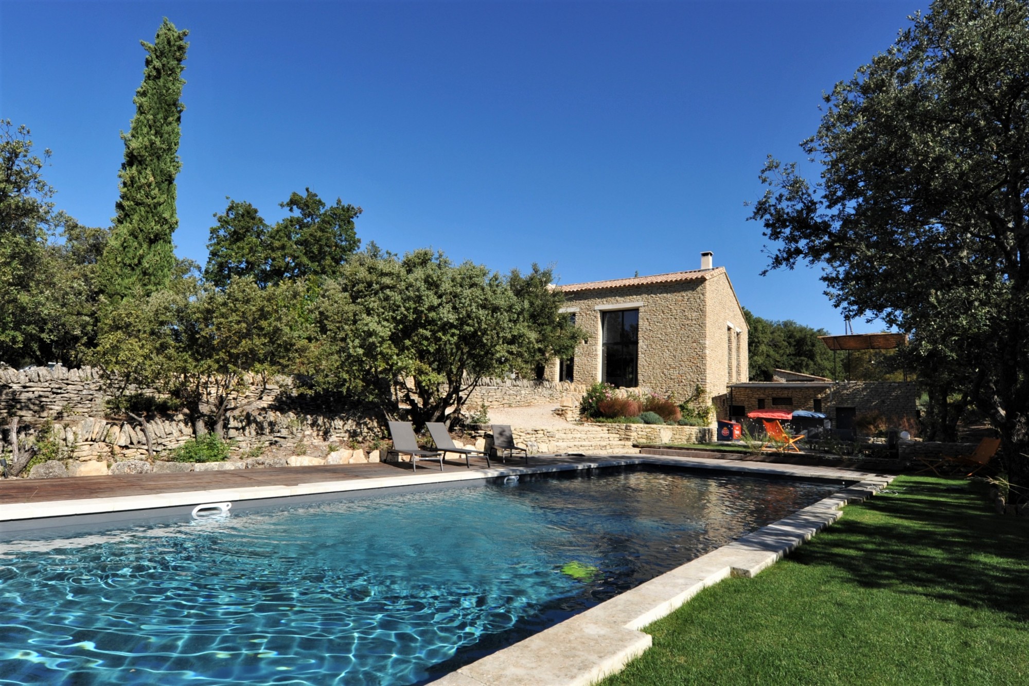 Gordes, bergerie restaurée avec piscine sur 2,7 hectares   