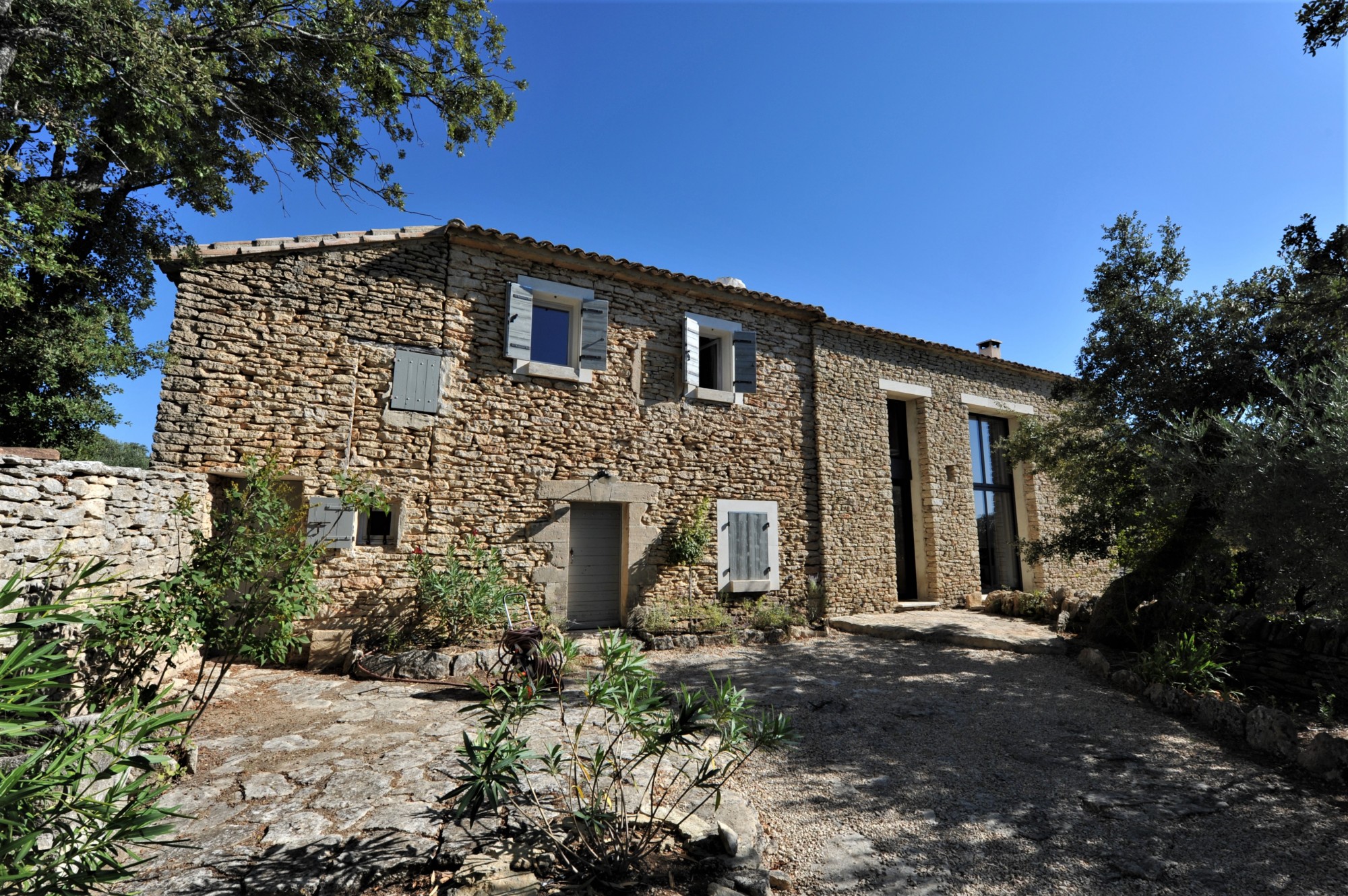 Gordes, bergerie restaurée avec piscine sur 2,7 hectares   