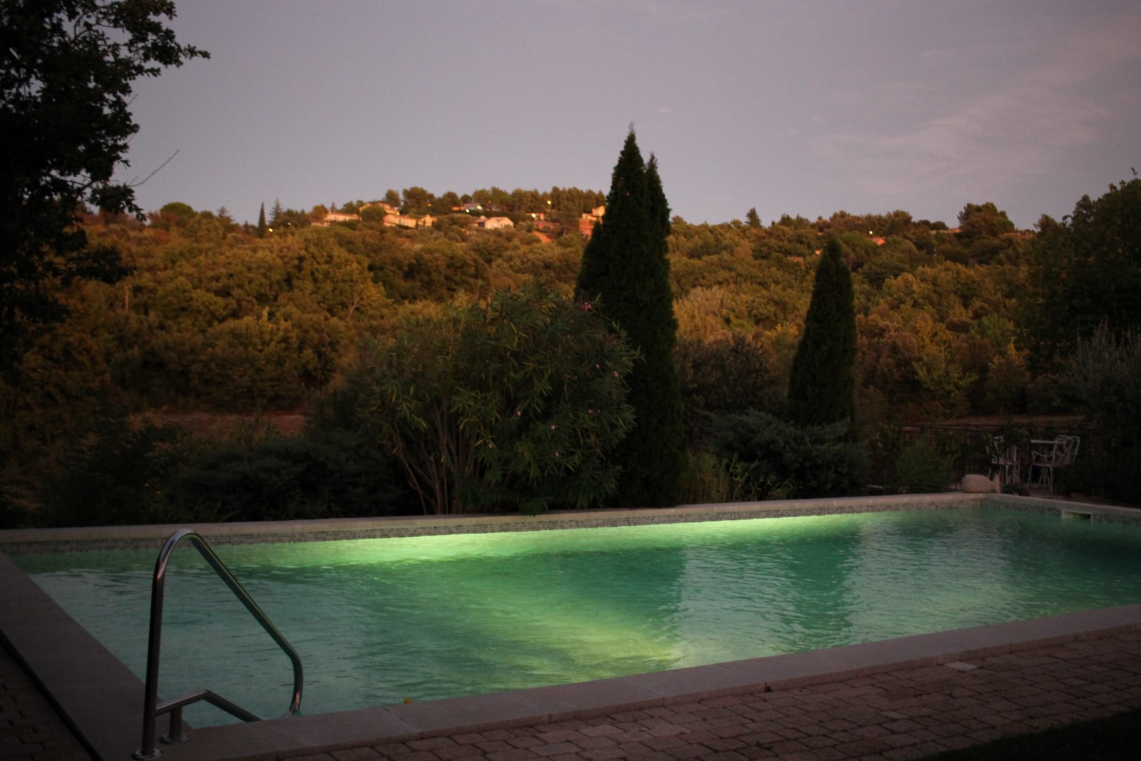 Roussillon, beau mas avec gîtes sur terrain de plus de 7000m² avec piscine   