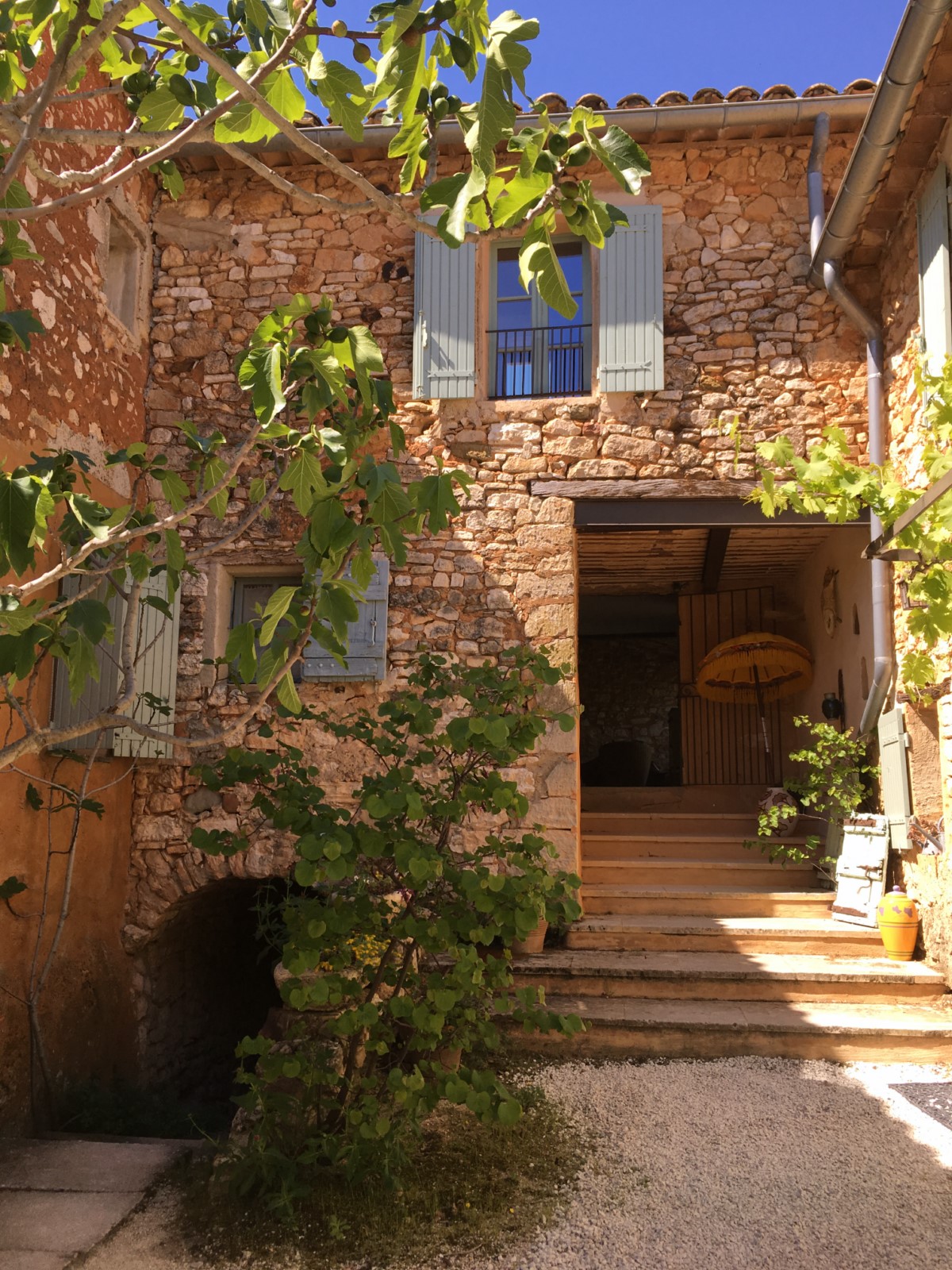 Roussillon, beau mas avec gîtes sur terrain de plus de 7000m² avec piscine   