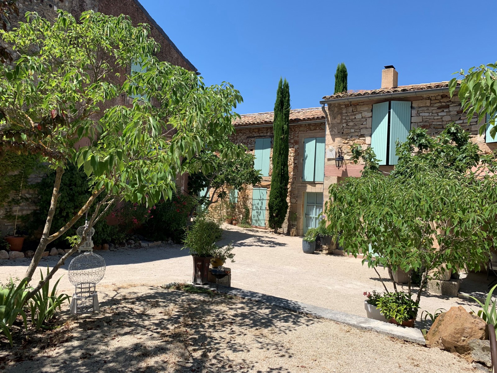 Roussillon, beau mas avec gîtes sur terrain de plus de 7000m² avec piscine   