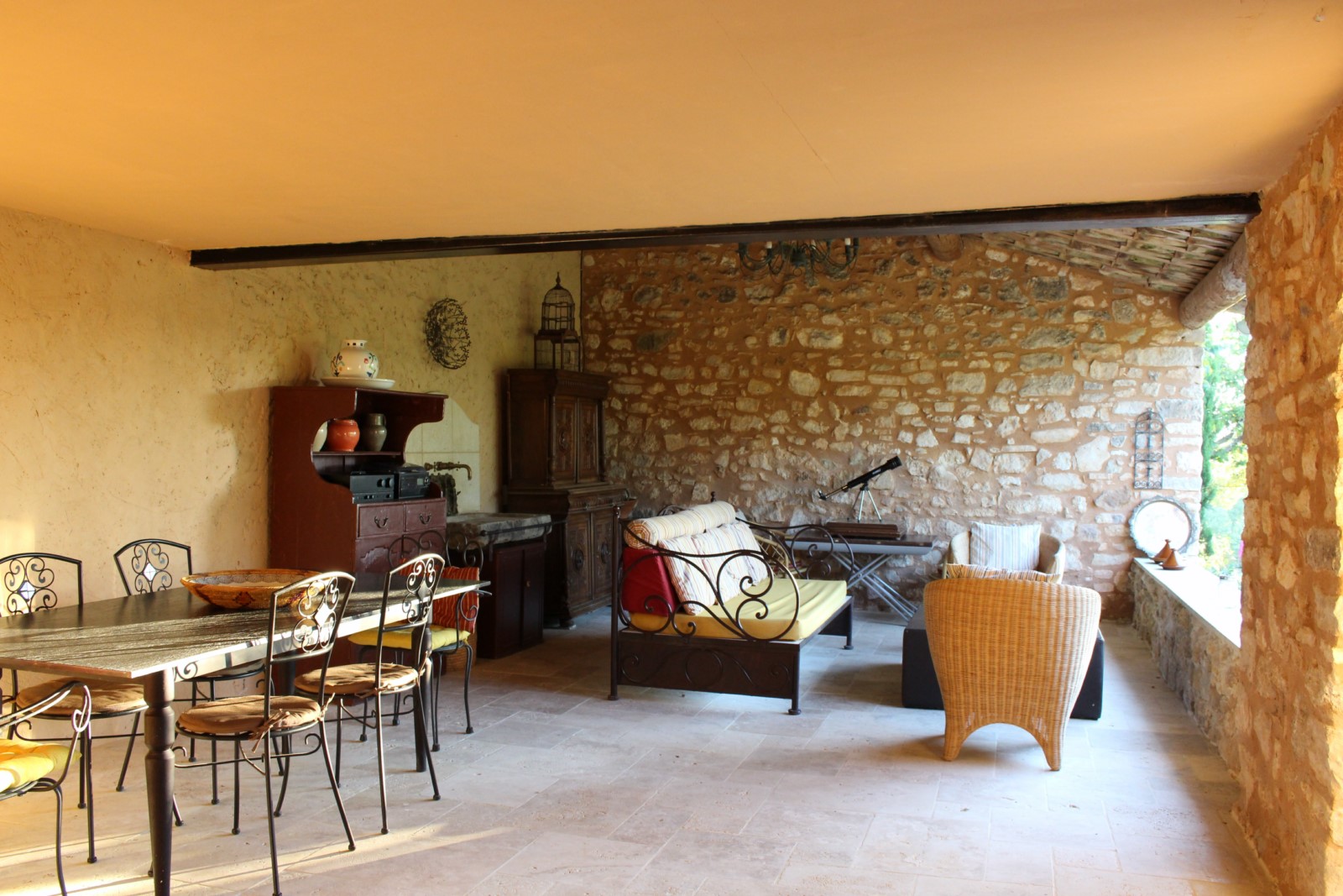 Roussillon, beau mas avec gîtes sur terrain de plus de 7000m² avec piscine   