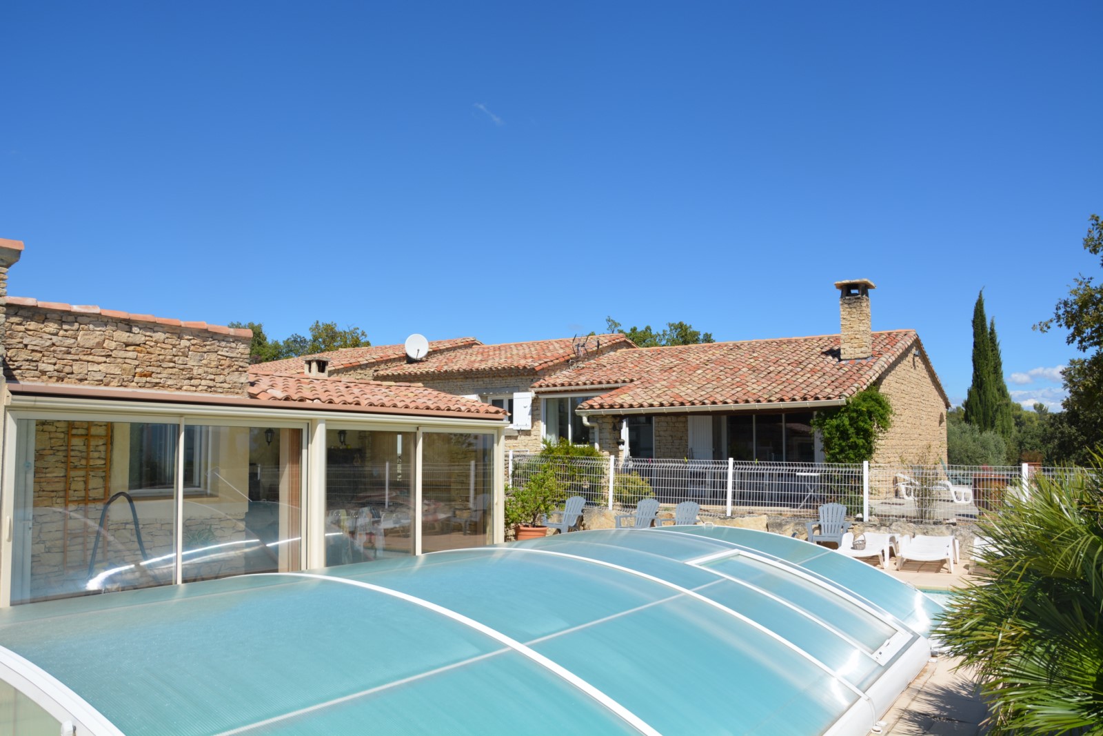 proche village de Gordes, villa en pierres avec vue panoramique   