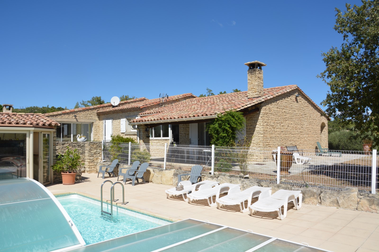 proche village de Gordes, villa en pierres avec vue panoramique   