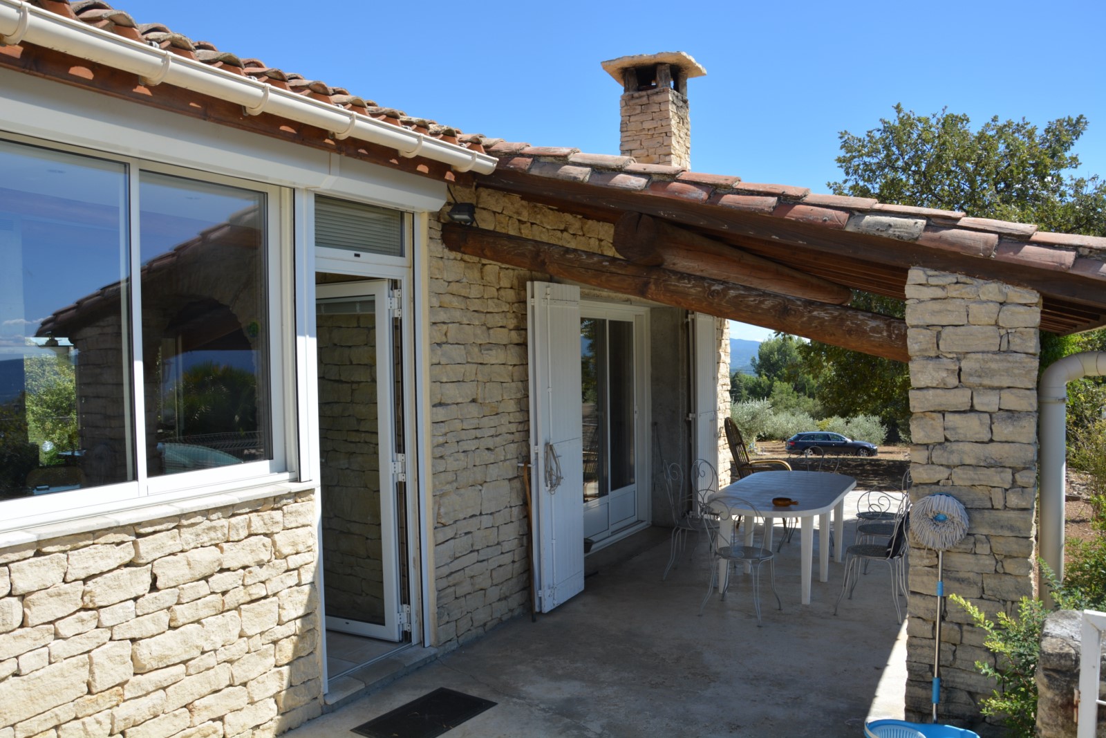 proche village de Gordes, villa en pierres avec vue panoramique   