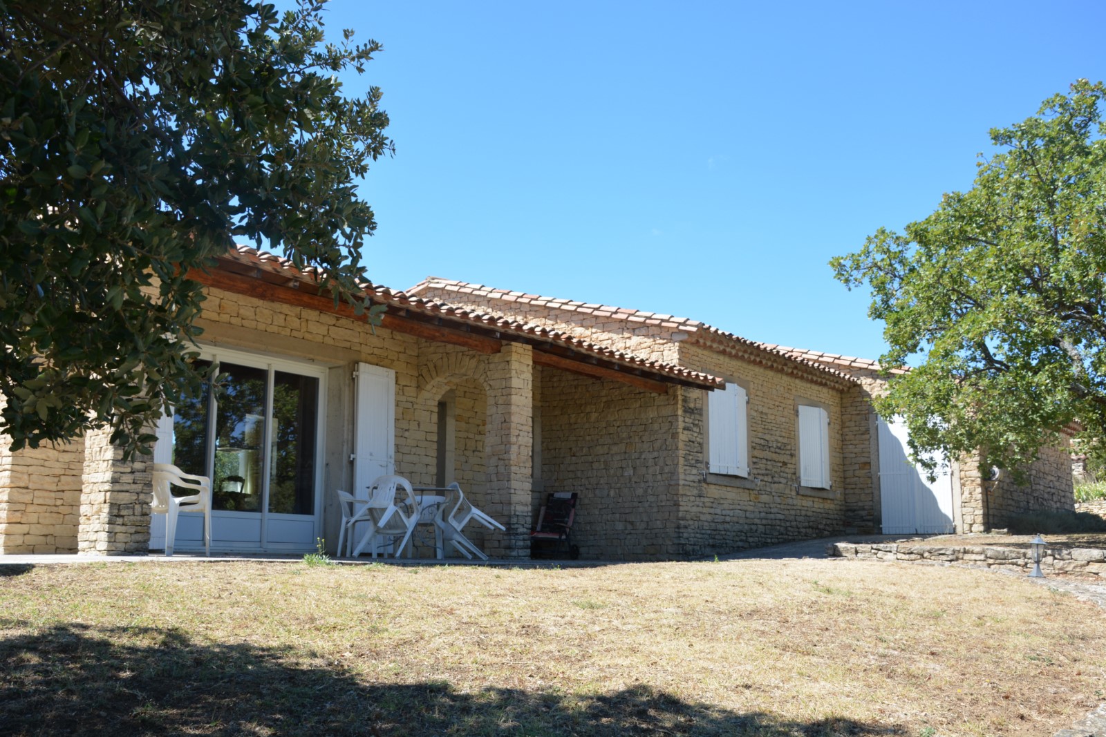 proche village de Gordes, villa en pierres avec vue panoramique   