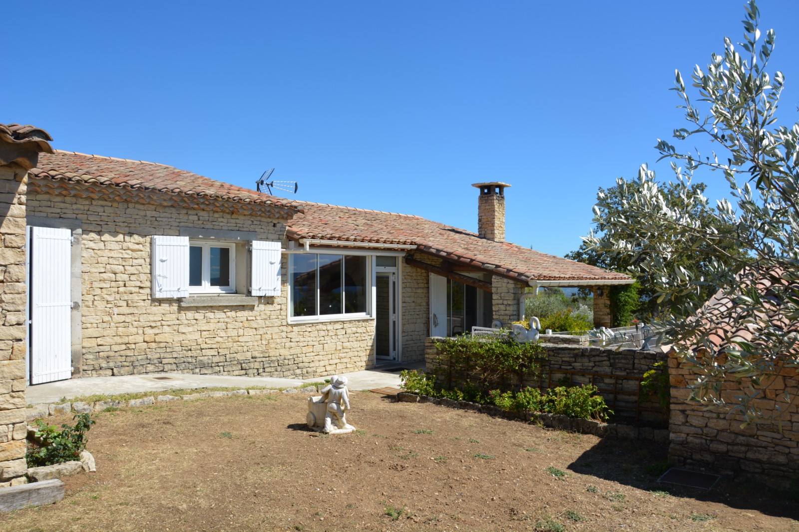 proche village de Gordes, villa en pierres avec vue panoramique   