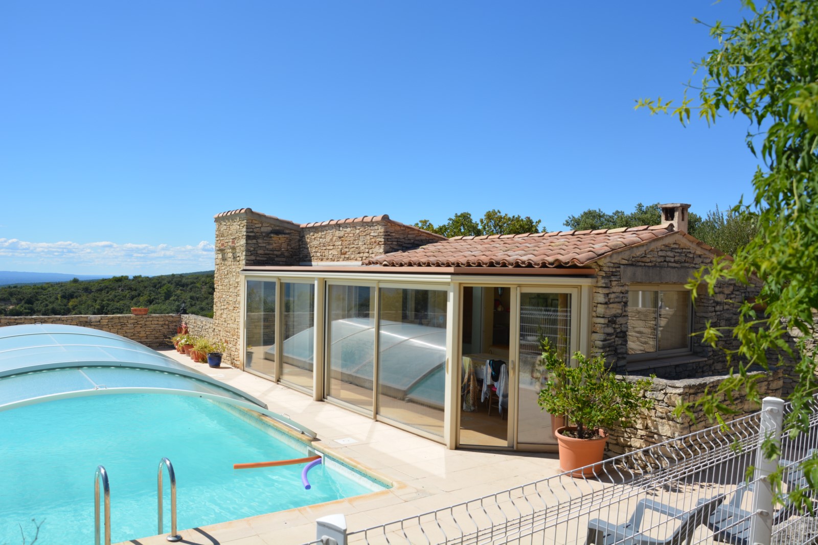 proche village de Gordes, villa en pierres avec vue panoramique   