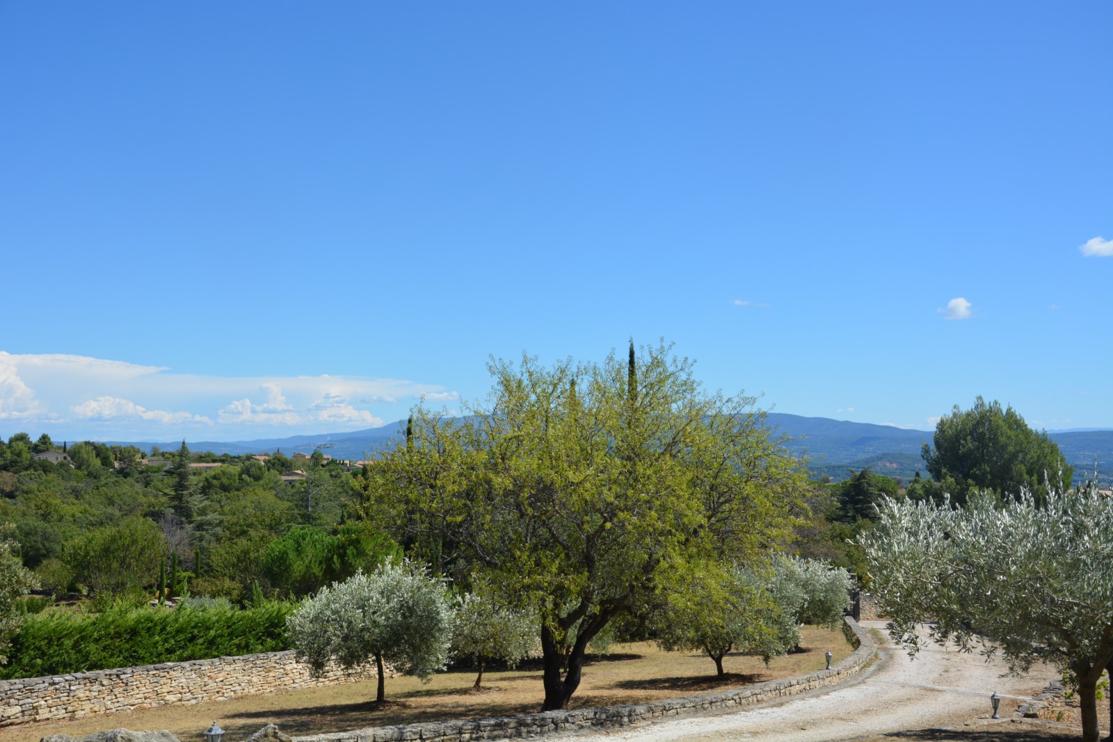 proche village de Gordes, villa en pierres avec vue panoramique   