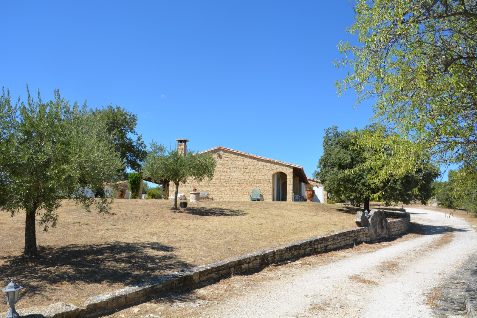 proche village de Gordes, villa en pierres avec vue panoramique   