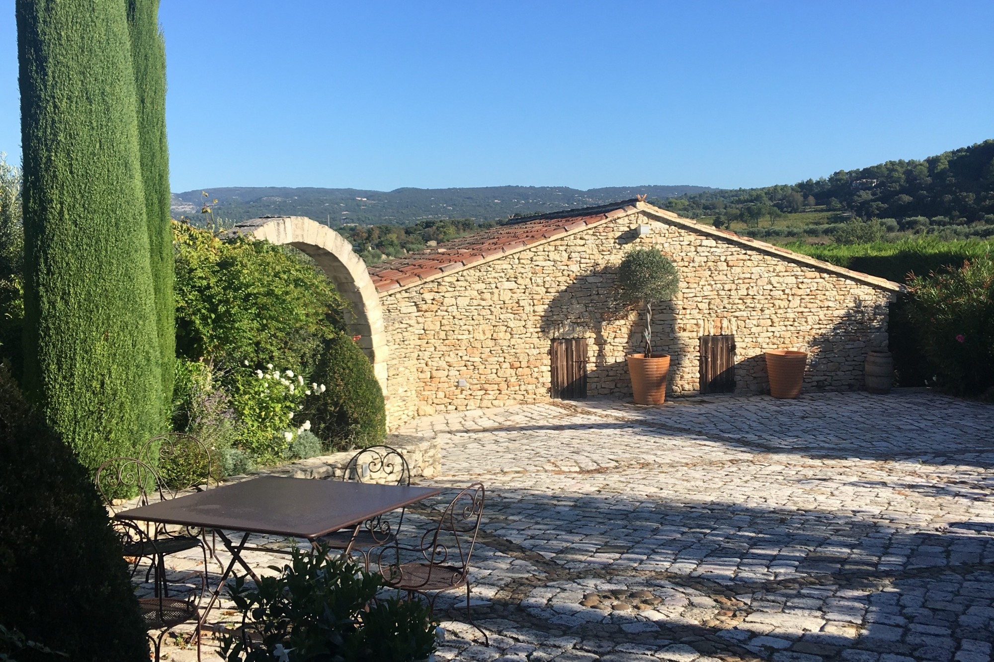 à Gordes, belles maison en pierre dans un site privilégié   