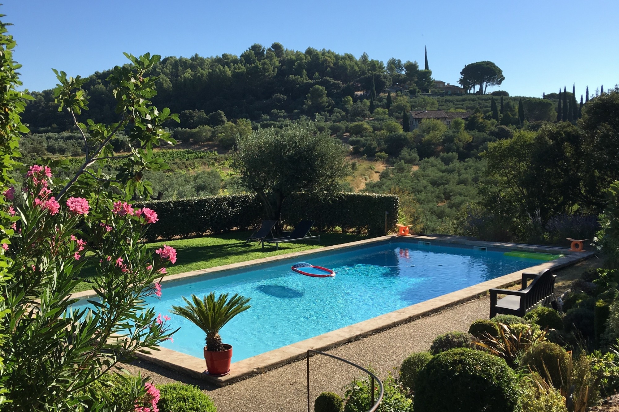 Espace piscine en contrebas