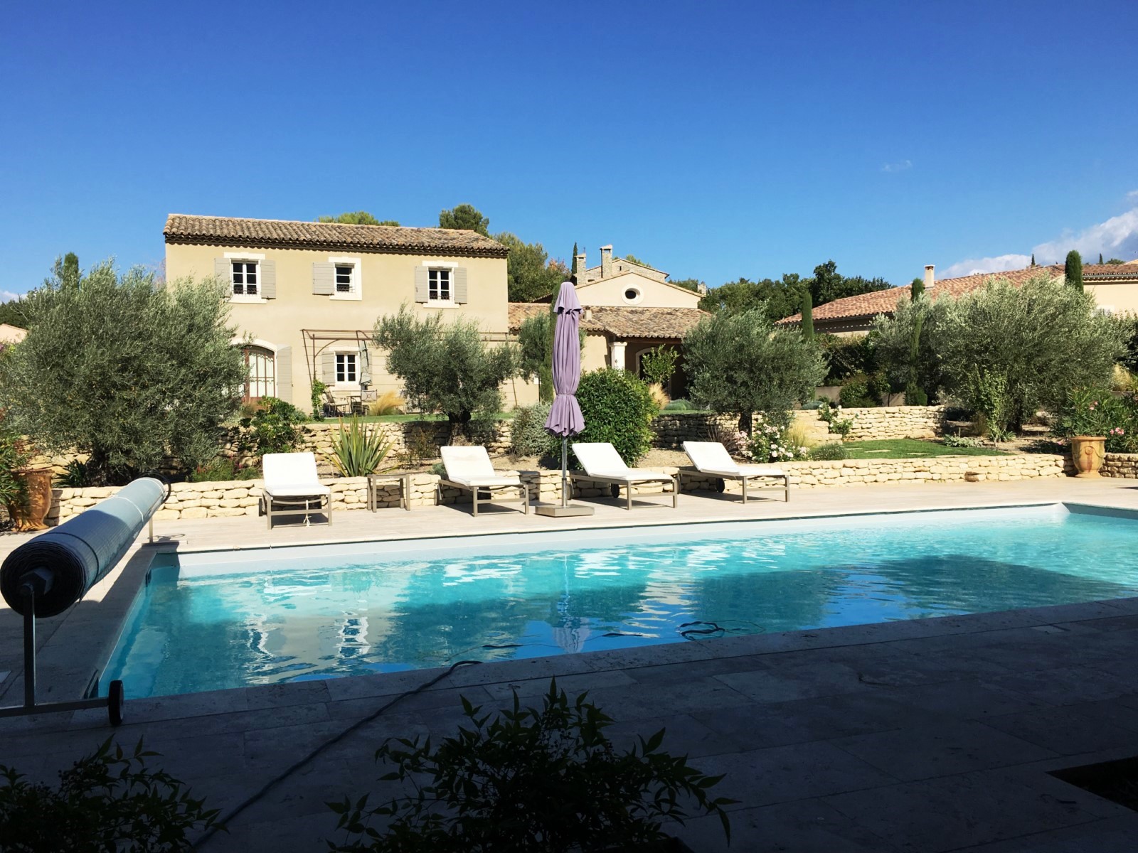 Maubec, maison traditionnelle avec vue et piscine   