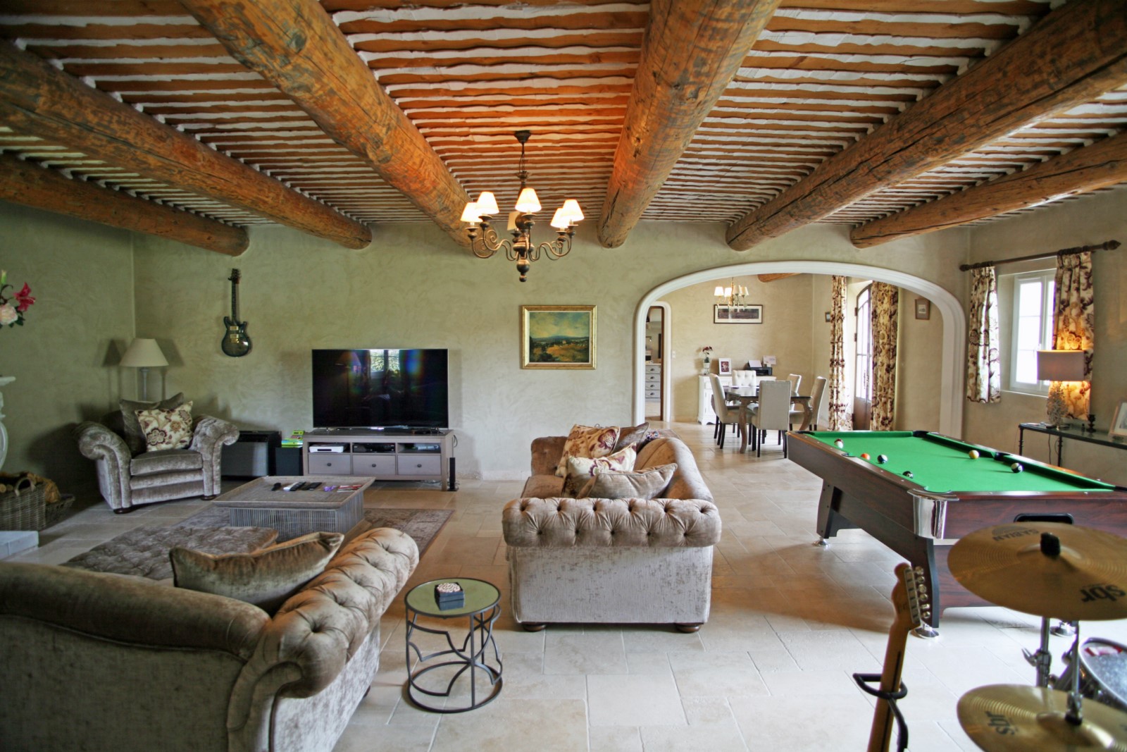 Maubec, maison traditionnelle avec vue et piscine   