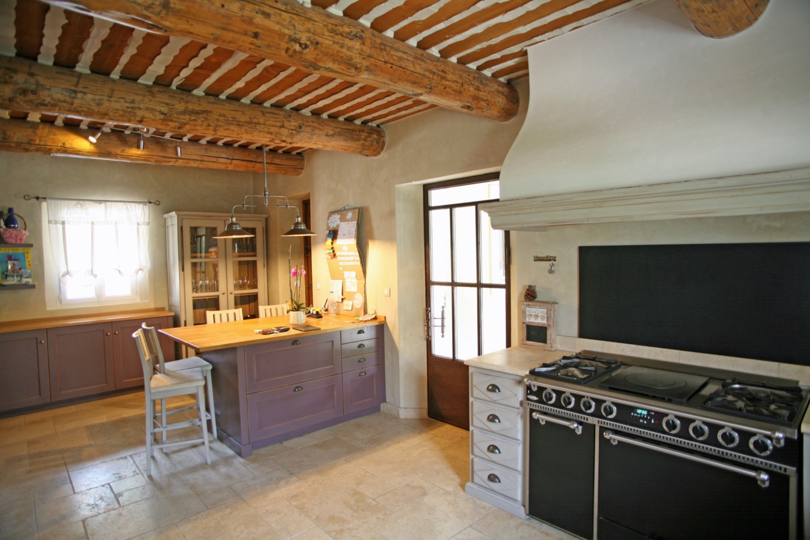 Maubec, maison traditionnelle avec vue et piscine   