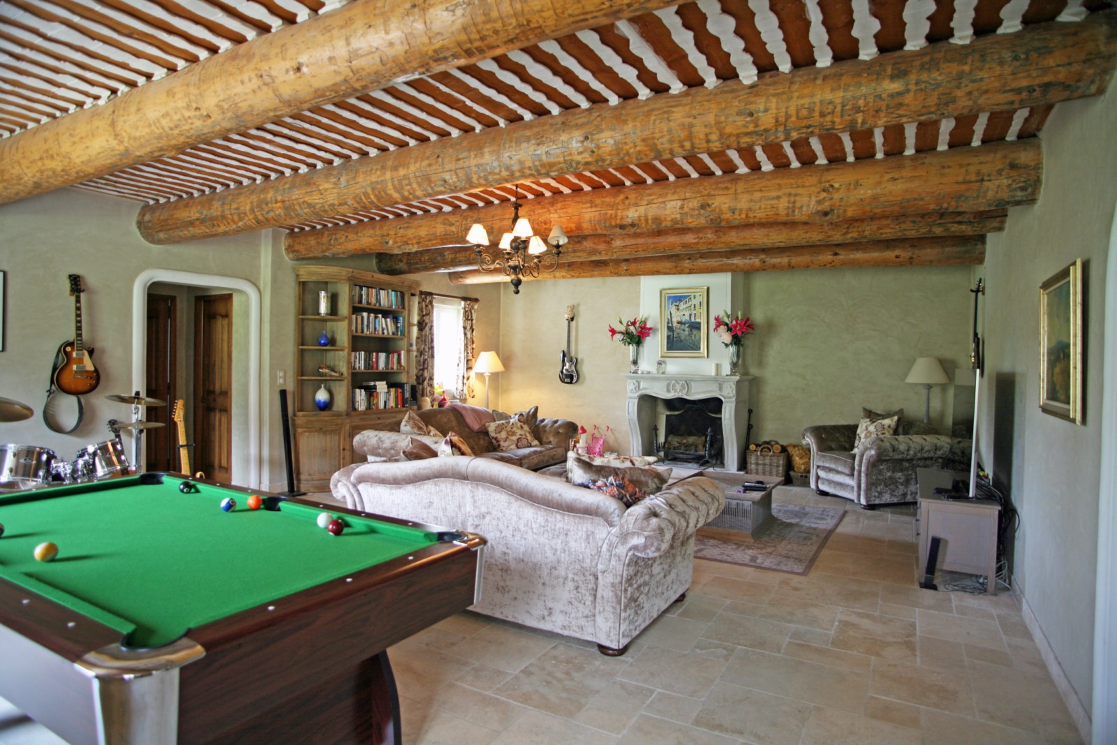 Maubec, maison traditionnelle avec vue et piscine   