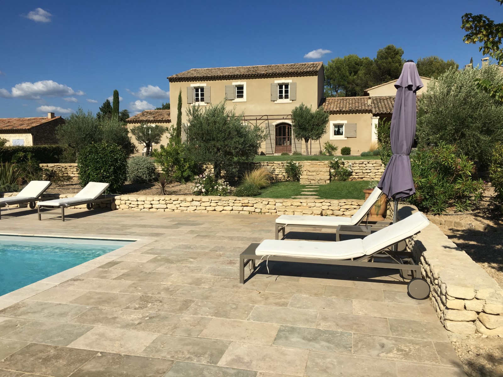 Maubec, maison traditionnelle avec vue et piscine   