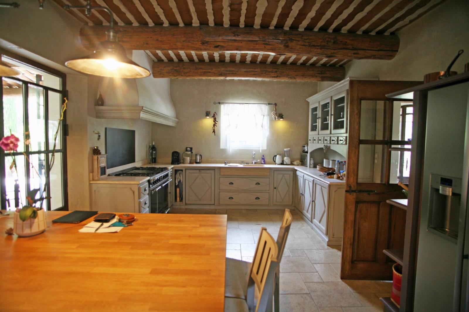 Maubec, maison traditionnelle avec vue et piscine   